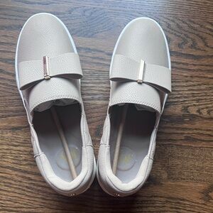 Women’s Slip-On Bow Sneakers in Light Beige